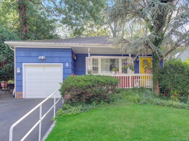  4 BR,  3.00 BTH &nbsp;Exp ranch style home in Huntington
