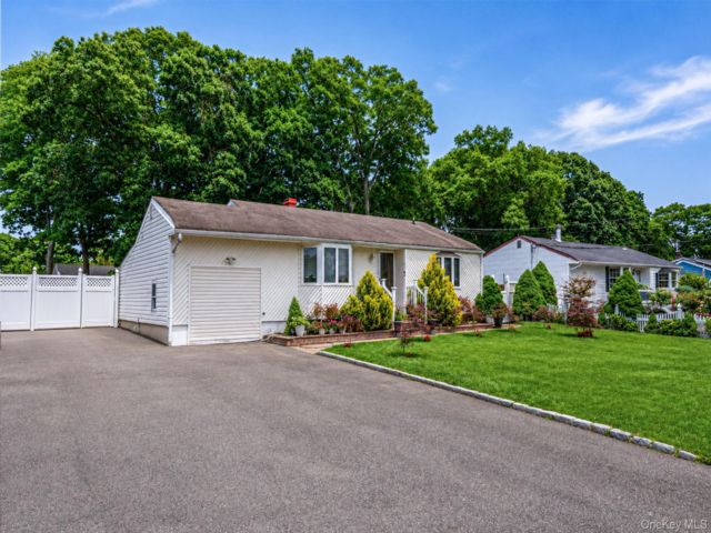  4 BR,  3.00 BTH &nbsp;Ranch style home in Central Islip