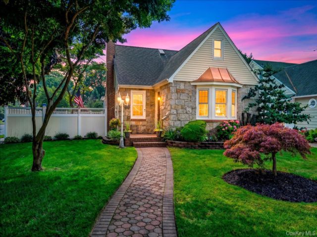  3 BR,  2.00 BTH &nbsp;Cape cod style home in Oceanside