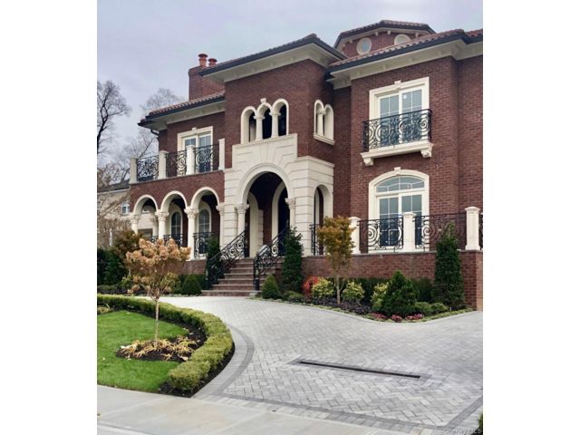  6 BR,  6.00 BTH &nbsp;Mediterranean style home in Malba