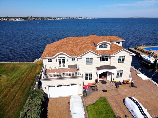  4 BR,  4.00 BTH &nbsp;Colonial style home in Babylon