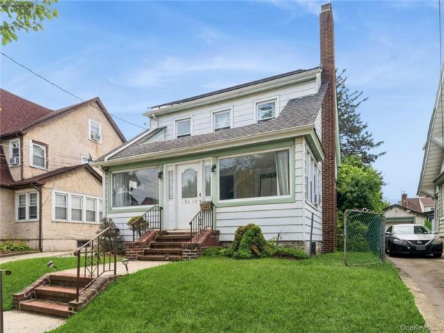  4 BR,  3.00 BTH &nbsp;Colonial style home in Saint Albans