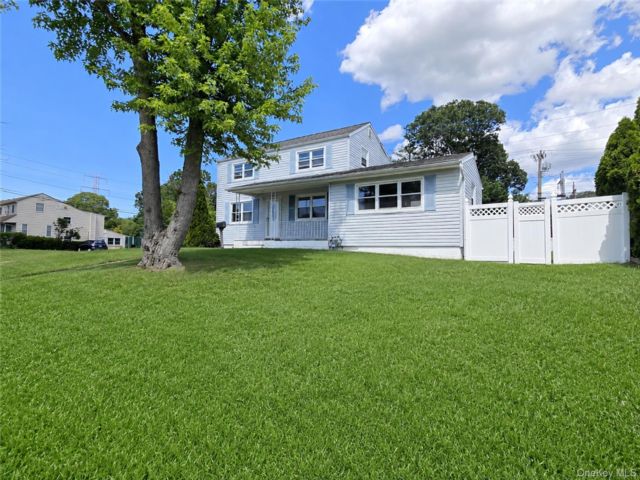  4 BR,  2.00 BTH &nbsp;Split level style home in Centereach