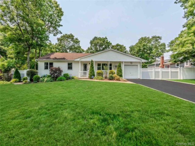  4 BR,  3.00 BTH &nbsp;Ranch style home in Medford