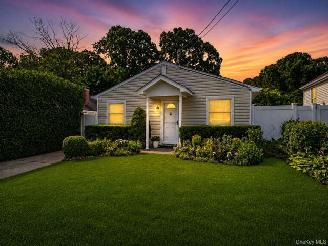  3 BR,  2.00 BTH &nbsp;Ranch style home in Selden