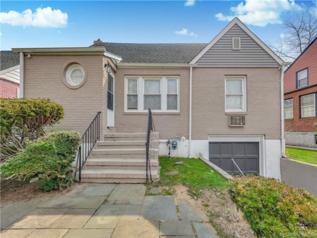  4 BR,  2.00 BTH &nbsp;Cape cod style home in Valley Stream