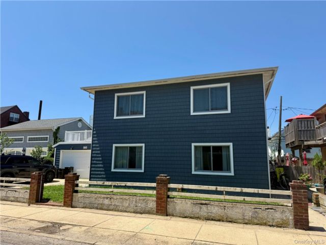  1 BR,  1.00 BTH &nbsp;Colonial style home in Long Beach