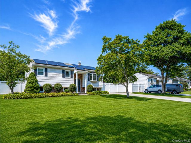  3 BR,  2.00 BTH &nbsp;Raised ranch style home in Medford