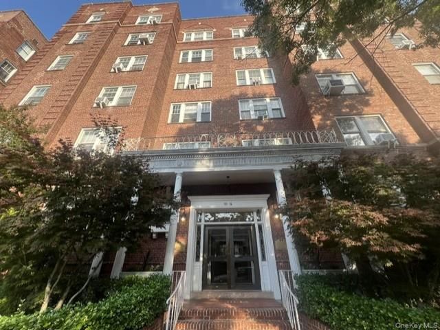 Studio,  1.00 BTH &nbsp;High rise style home in Forest Hills