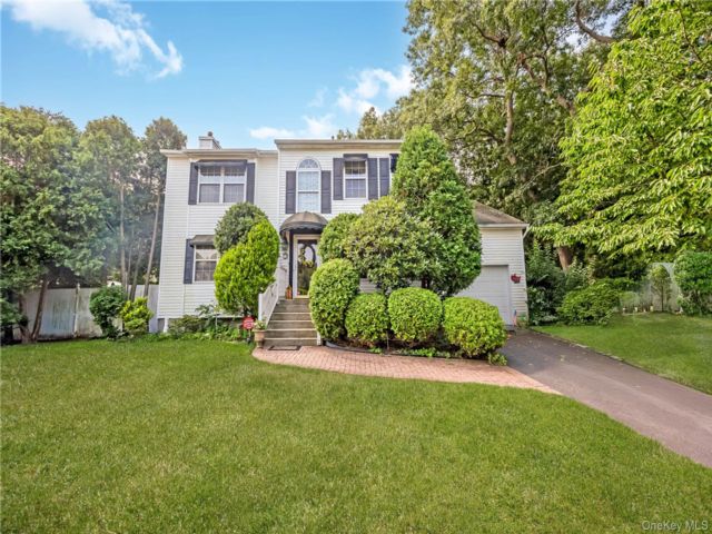  3 BR,  4.00 BTH &nbsp;Colonial style home in Coram