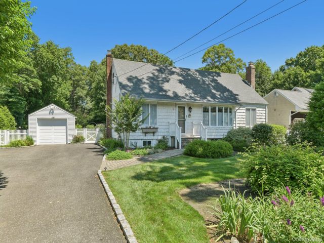  4 BR,  2.00 BTH &nbsp;Cape cod style home in Smithtown