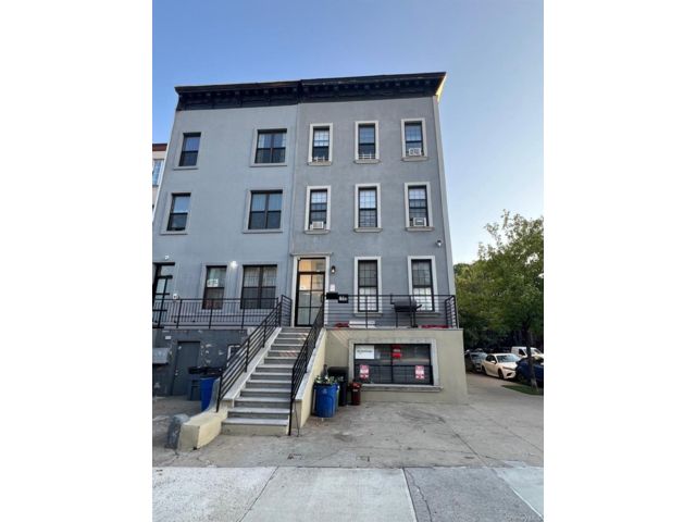 10 BR,  3.00 BTH &nbsp;Modern style home in East New York
