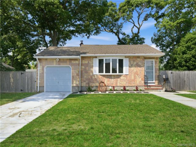  3 BR,  1.00 BTH &nbsp;Ranch style home in Patchogue