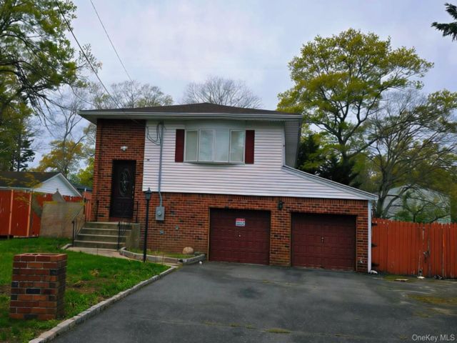  3 BR,  1.00 BTH &nbsp;Ranch style home in Central Islip