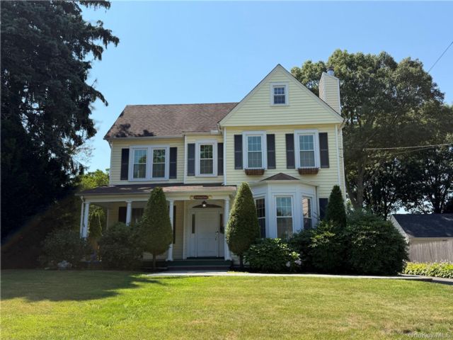  3 BR,  3.00 BTH &nbsp;Colonial style home in Glen Head