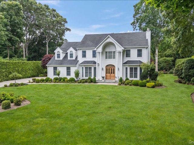  5 BR,  4.00 BTH &nbsp;Colonial style home in East Moriches