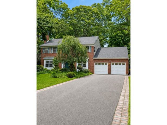  4 BR,  3.00 BTH &nbsp;Colonial style home in Hauppauge
