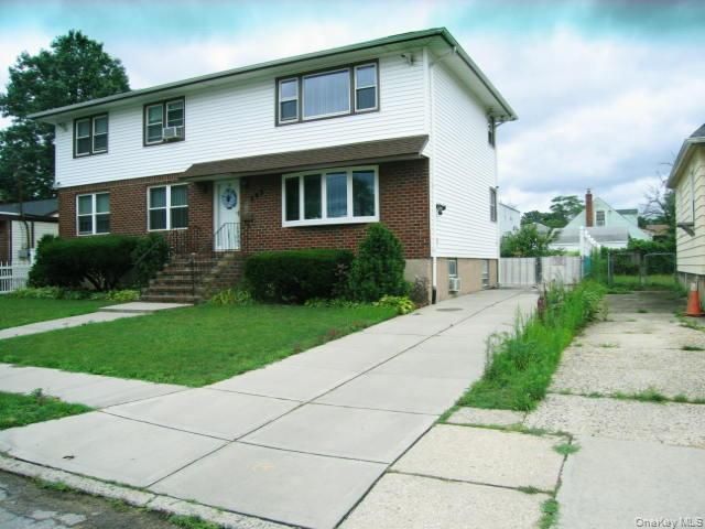  3 BR,  1.00 BTH &nbsp;Hi ranch style home in Elmont