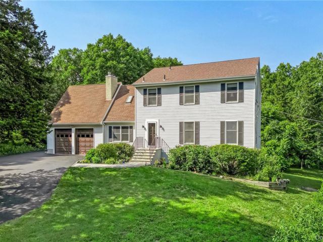  4 BR,  3.00 BTH &nbsp;Colonial style home in Pleasant Valley