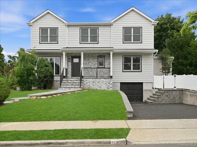  5 BR,  4.00 BTH &nbsp;Colonial style home in West Hempstead