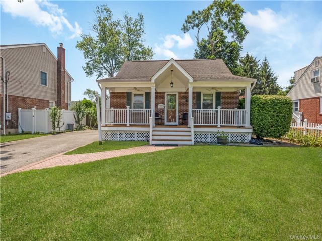  4 BR,  2.00 BTH &nbsp;Exp cape style home in East Meadow