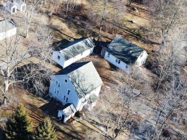  8 BR,  4.00 BTH &nbsp;House style home in New Windsor