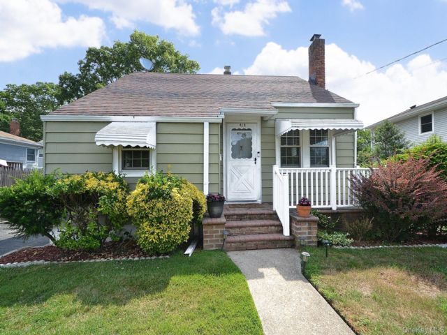  2 BR,  1.00 BTH &nbsp;Ranch style home in Bay Shore