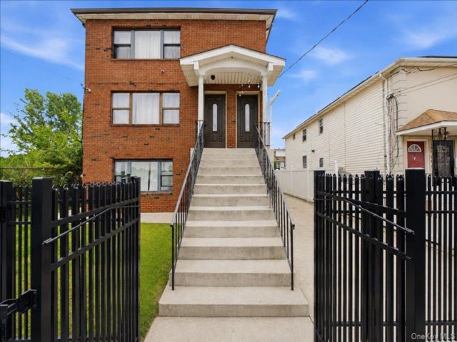  6 BR,  2.00 BTH &nbsp;Colonial style home in Rosedale