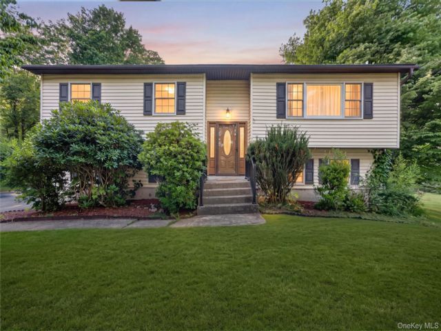  3 BR,  3.00 BTH &nbsp;Raised ranch style home in Circleville