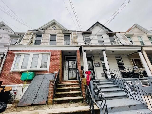  4 BR,  2.00 BTH &nbsp;Colonial style home in Middle Village