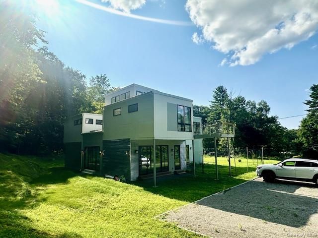  4 BR,  3.00 BTH &nbsp;Contemporary style home in Cortlandt Manor
