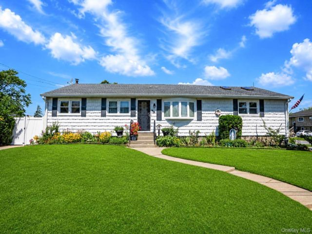  4 BR,  3.00 BTH &nbsp;Exp ranch style home in Lindenhurst