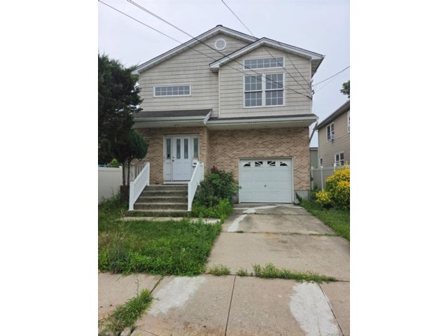  3 BR,  2.00 BTH &nbsp;Full floor apar style home in Elmont
