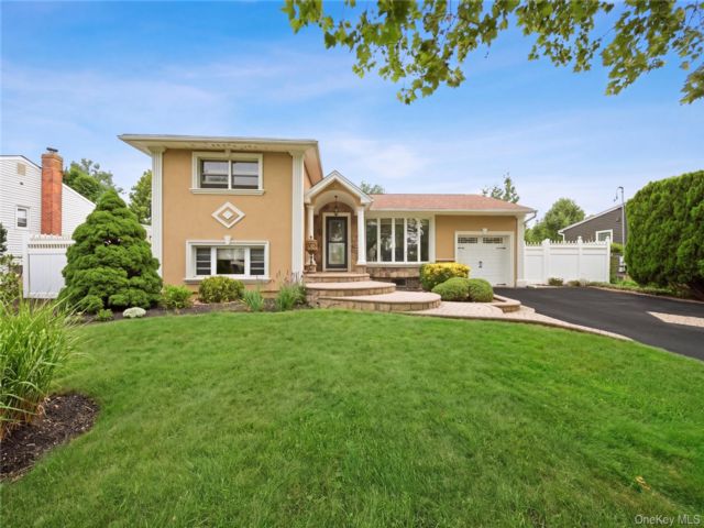  3 BR,  2.00 BTH &nbsp;Split level style home in Commack