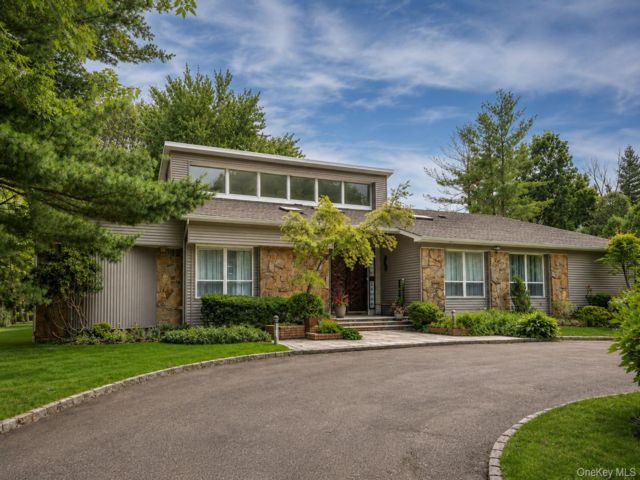  5 BR,  5.00 BTH &nbsp;Contemporary style home in Woodbury