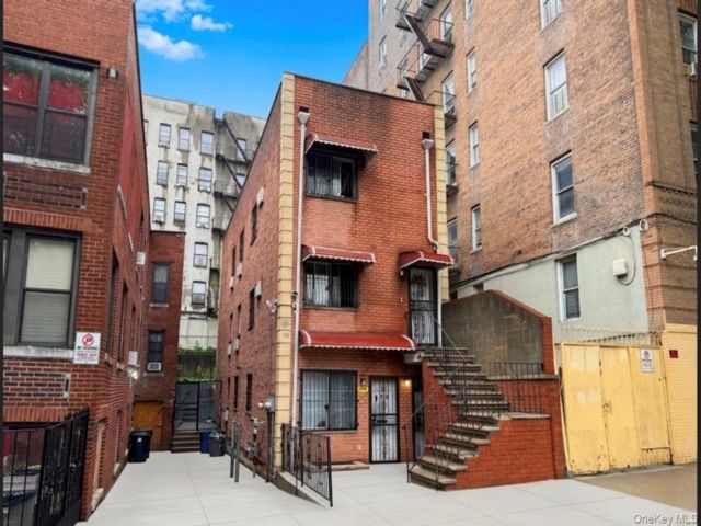  3 BR,  2.00 BTH &nbsp;Foursquare style home in Morrisania