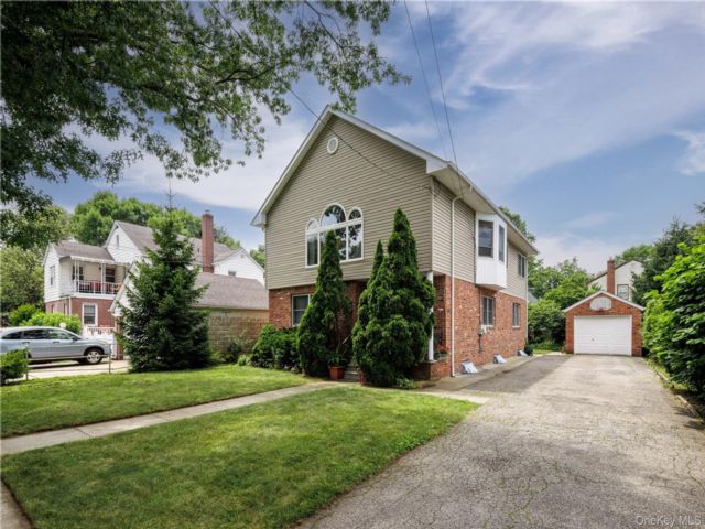  5 BR,  4.00 BTH &nbsp;Colonial style home in Floral Park