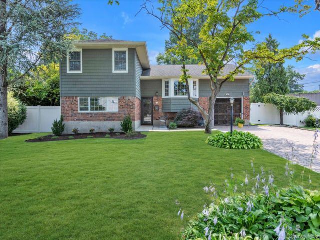  4 BR,  2.00 BTH &nbsp;Split level style home in Smithtown