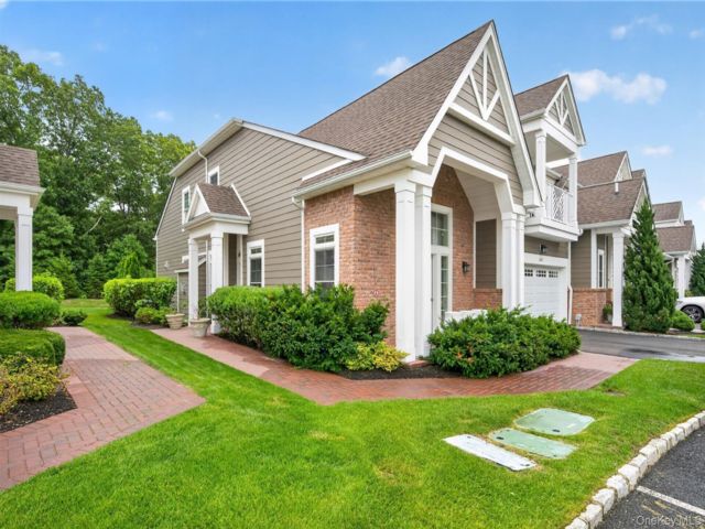  3 BR,  4.00 BTH &nbsp;House style home in Plainview