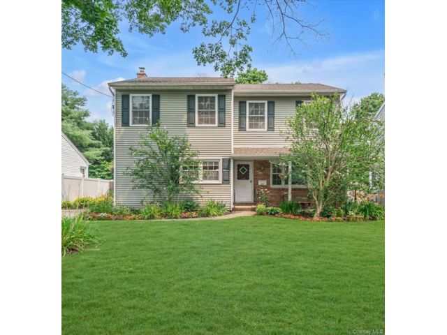  5 BR,  3.00 BTH &nbsp;Colonial style home in East Northport