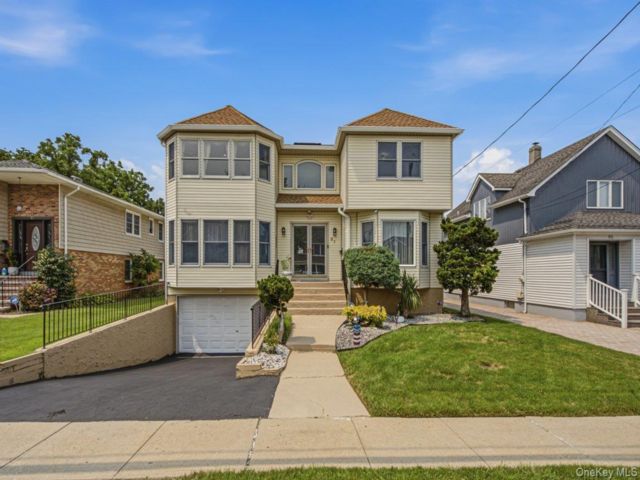  4 BR,  3.00 BTH &nbsp;Colonial style home in Roslyn Heights