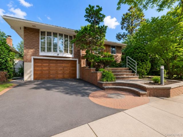  5 BR,  3.00 BTH &nbsp;Hi ranch style home in Valley Stream