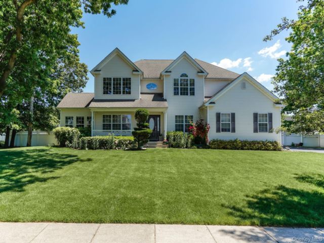  5 BR,  3.00 BTH &nbsp;Colonial style home in Lake Grove