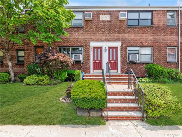  1 BR,  1.00 BTH &nbsp;Garden style home in Whitestone