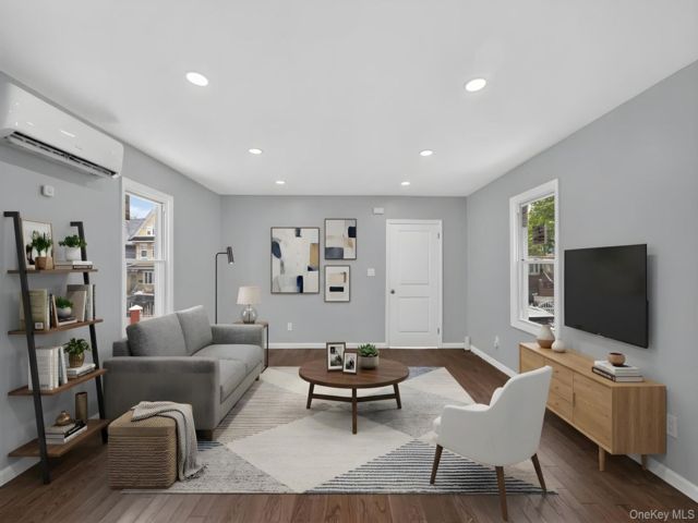  5 BR,  3.00 BTH &nbsp;Colonial style home in Richmond Hill