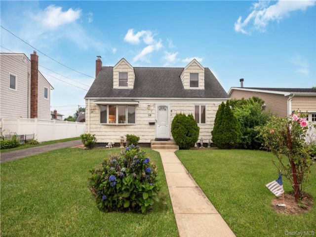  3 BR,  1.00 BTH &nbsp;Cape cod style home in Farmingdale