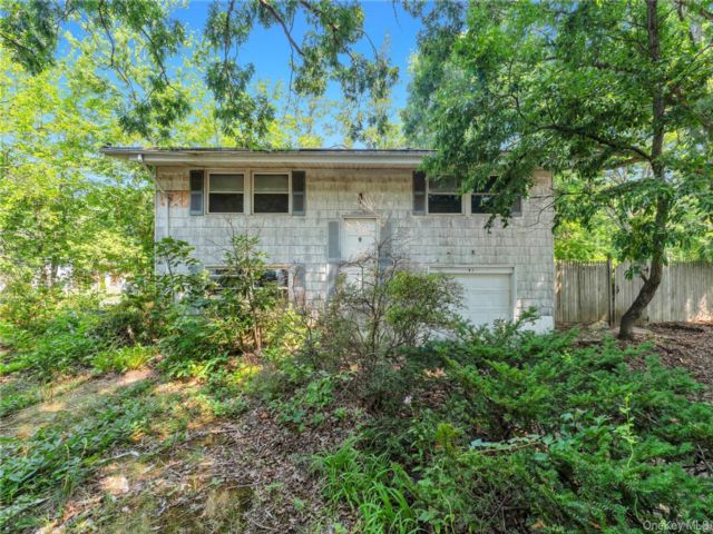  3 BR,  1.00 BTH &nbsp;Hi ranch style home in East Setauket