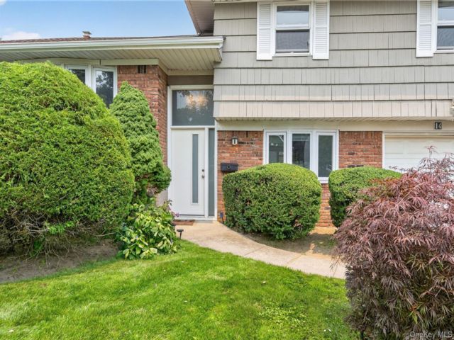  3 BR,  3.00 BTH &nbsp;Split level style home in Williston Park