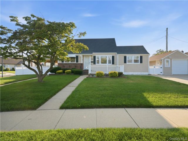  4 BR,  2.00 BTH &nbsp;Exp cape style home in Wantagh