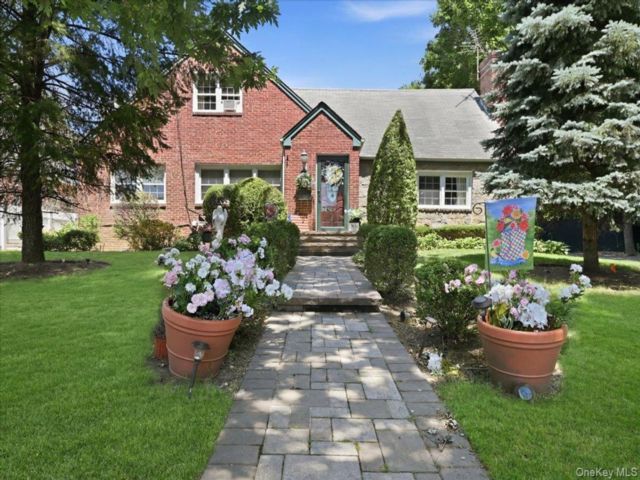  5 BR,  4.00 BTH &nbsp;A-frame style home in Floral Park